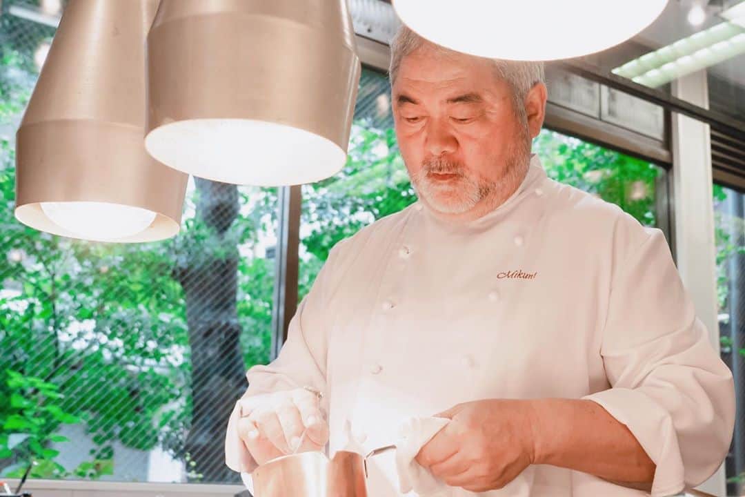 オテル・ドゥ・ミクニ(ウェディング)公式のインスタグラム：「. "旬の食材を最大限に生かす" . . ギリギリまで考えられる結婚式のメニューは 新郎新婦へもサプライズ😌 ゲストと同じタイミングでお楽しみいただけます🍃 . #オテルドゥミクニ  #レストランウェディング #三國清三 #三國シェフ #三國シェフプロデュース #料理重視ウェディング #おもてなし婚 #大人婚 #結婚式料理 #プレ花嫁 #mariage #wedding #bride #全国のプレ花嫁さんと繋がりたい」