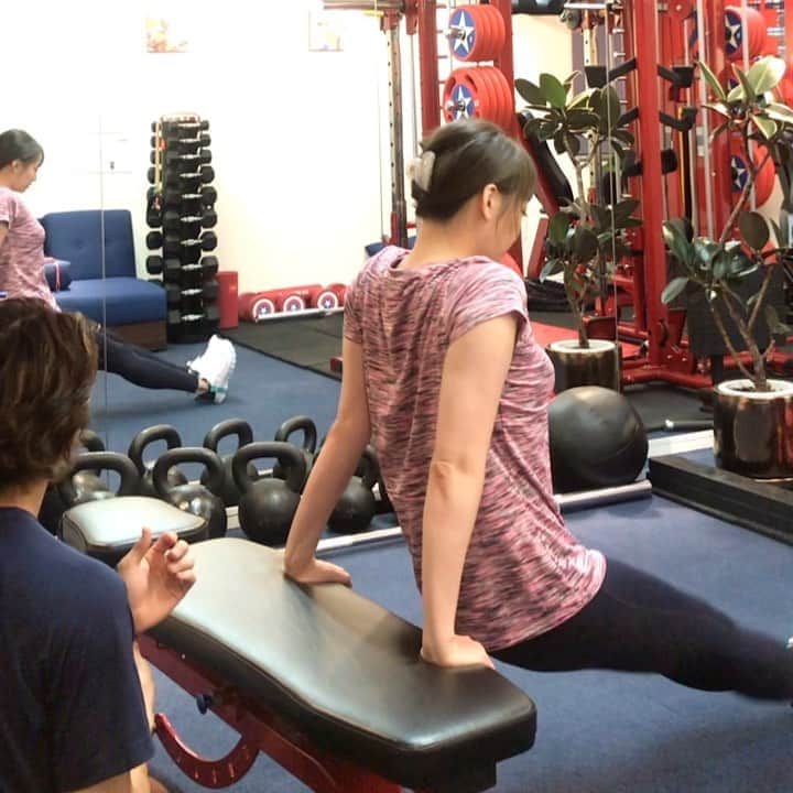 のインスタグラム：「🙋‍♀️ . . 腕によく効くよーーーーー🤭！！！  @asklepios_studio  . . #パーソナルトレーニング #パーソナル #ジム #gym #肉体改造 #ダイエット #diet #training #上半身 #上腕三頭筋」