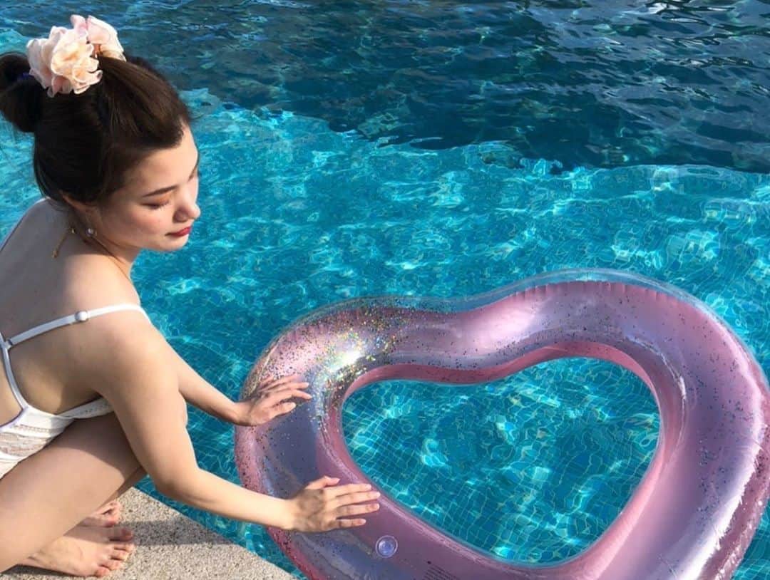 Laraのインスタグラム：「👙 . ウキワかわいいやろー💗  うきわでプカプカ浮きながら 寝るのが好きだなぁ~😪🌤💓 と思って人生で初めて買おうと思いました🐳💫💫  めっちゃうれし〜🌺😍  何年も使おう🥰🥰🤣  #浮かんでるのが幸せ　🦦💞」