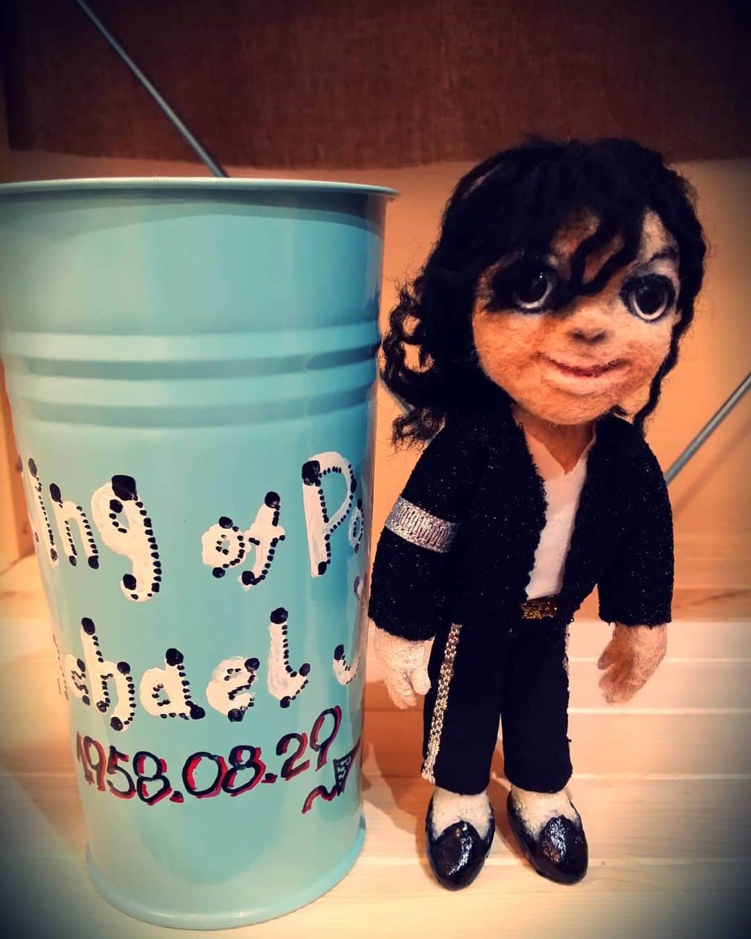 Shihoさんのインスタグラム写真 - (ShihoInstagram)「私の宝物のひとつ。 フェルトでできたキングオブポップMJ！！ かわいい❤  #friedprideshiho #Shiho #michaeljackson  #MJ #マイケルジャクソン #kingofpop #フェルト #doll #人形 #singerslife」9月4日 17時41分 - fried_pride_shiho