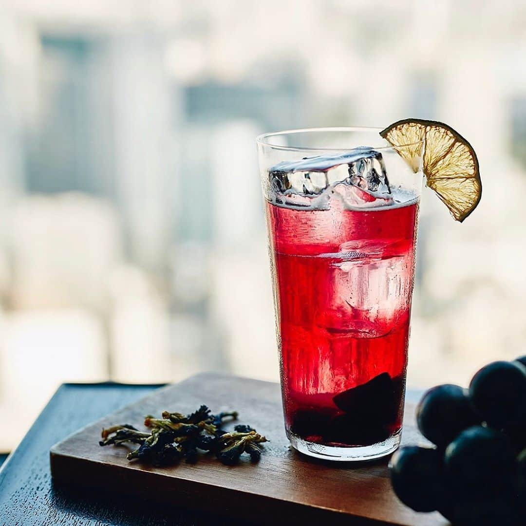 Andaz Tokyo アンダーズ 東京さんのインスタグラム写真 - (Andaz Tokyo アンダーズ 東京Instagram)「The weekend is here!⠀ Cool down at the 52nd floor Rooftop Bar with our seasonal Butterfly Pea x Grape #Whiskey highball, with super berry tea and autumn grape 🍇 for a boost of color and flavor 🍹 ⠀ ⠀ 様々な美容・健康効果が期待される、東南アジアが誇る神秘のお茶「バタフライピーティー」をベースにした季節限定のバタフライピー×巨峰ハイボール。🍹🍇⠀ 秋の味覚、巨峰を合わせ、色鮮やかでフォトジェニックなこの秋限定のカクテルをぜひお試しください！🍂⠀ ⠀ #happyfriday #ハイボール #ウィスキー #andazrooftopbar #andaztokyo #アンダーズ東京」9月4日 17時44分 - andaztokyo