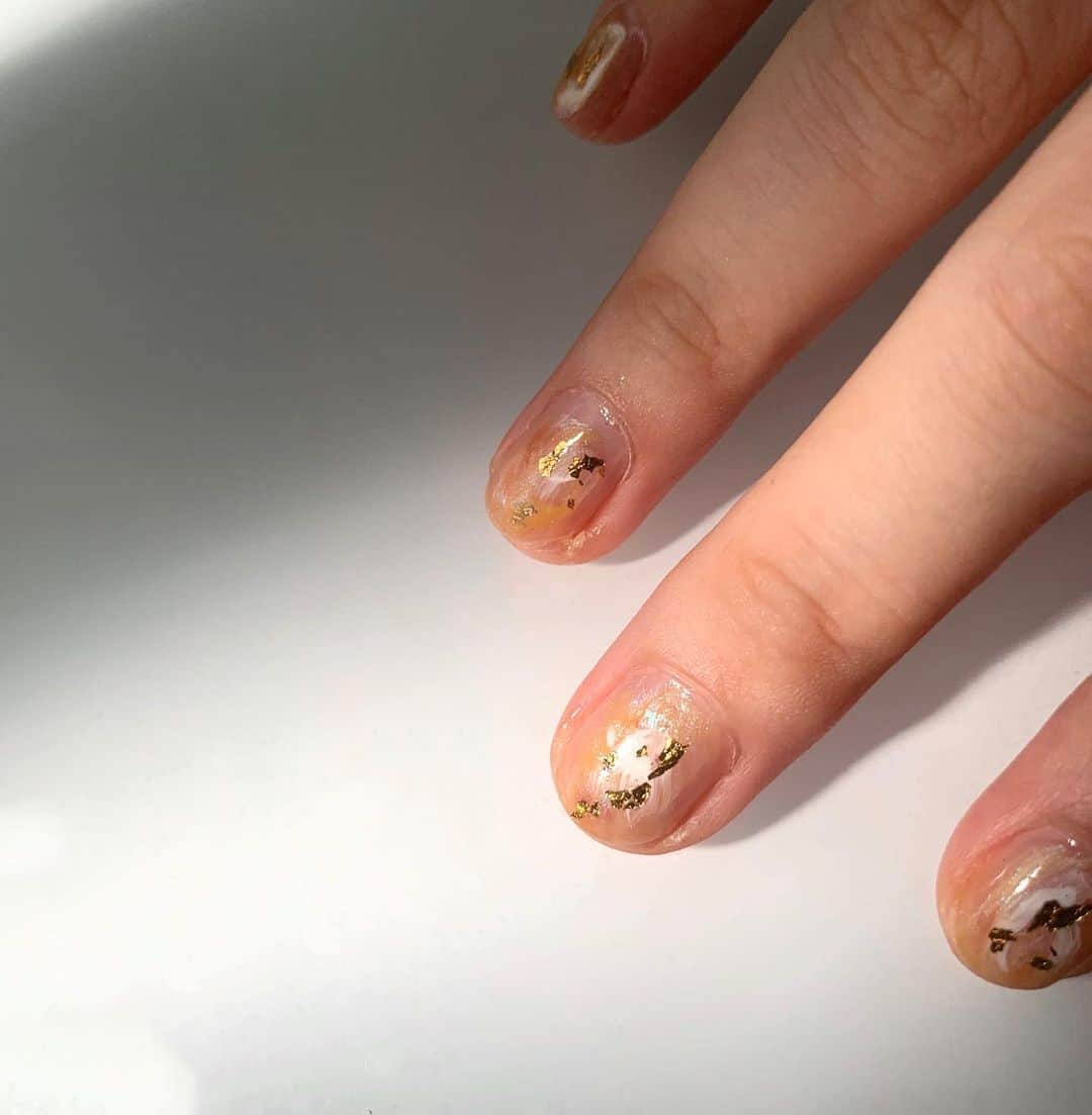 西谷菜々さんのインスタグラム写真 - (西谷菜々Instagram)「. 爪。(短くしたい派☺️) まゆみさんが教えてくれた塗り方に、ゴールドのホログラムを乗せて。 イエローとオーロラの色味が絶妙なんです💛 @jeno_nail」9月4日 17時46分 - nana_nishitani