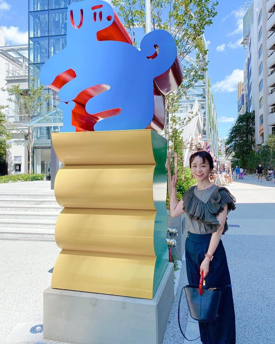 福田萌さんのインスタグラム写真 - (福田萌Instagram)「Miyashita Park  宮下公園跡にできたモール！ 屋上は、ビーチバレーやボルダリング、スケボーもできる公園になってました。  横丁とか、日本っぽい雑貨屋さんとか、面白かった。 外国の方が求めていそうな日本らしさもありながら、渋谷のカルチャーも融合していて、これまでにないモールだなぁって印象でした。  それにしても、あ゛つ゛い゛！！！」9月4日 17時47分 - fukuda.moe