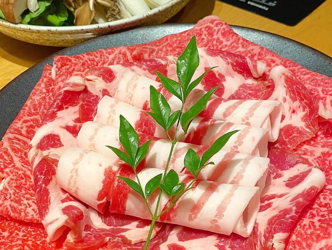 得あゆさんのインスタグラム写真 - (得あゆInstagram)「ちょっと前にお食事した時の🥩 手に持ってるのは梅ジュース🍹 最近全然飲んでないよ😚🍹 (載せてない写真載せていってます) イヤリングは　@areem.accessory  のです😚✨✨✨ ・ ・ ・ ・ ・ ・ ・ ・ #しゃぶしゃぶ#牛肉#肉#肉料理#お肉#お肉大好き#グルメ#食べ歩き#個室#外食#ディナー#夜ごはん#美味しい#乾杯#飲み会#ジュース#ノンアルコール#インスタ映え#カメラ女子#ワンピース#ワンピ#イヤリング#アクセサリー#家族#カップル#女子会#和食#japanesefood#shabushabu#japanesegirl」9月4日 17時56分 - tokuayu819