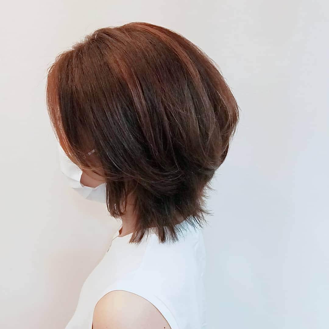 IMAGINE-hairさんのインスタグラム写真 - (IMAGINE-hairInstagram)「【お客様スタイル】 ノーアイロン！ハンドブローのみ！！ クセ毛を活かして、且つ収まりやすく扱いやすく✨✨ . しっかりカットして、量感は軽くしすぎず重くしすぎず！ クセ毛で膨らむまとまらない髪質でも、ハンドブローだけで収まるように✨✨✨ . ちゃんとカットしてあげると、ちゃんと収まります👍👍 . カラー(ハイライト込)+カット⇒¥15,400 . . 担当⇒梅田店秋山 @imagine_akiyama . . IMAGINEは、こんな方におすすめのヘアサロンです ❁トップをふんわりさせたい方 ❁つむじ割れが気になる方 ❁毎日のスタイリングを楽に決まるようにしたい方 ❁パサつき、ぺたんこ、うねり、頭皮トラブルなど大人女性のお悩みを持たれてる方 ❁小顔、小頭にしたい方 . . . IMAGINEでは、、、 ・髪の毛、頭皮の様々なお悩みを解消します。 ・パサつき、ぺたんこ、うねり、細毛、抜け毛など大人女性のお悩みもお任せ下さい。 ・日本で唯一のパーマでぺたんこ、つむじ割れを解消します。 ・毎日のスタイリングが楽になるように傷めずまとまり長持ちするヘアスタイルを提供します。 ・顔、頭の黄金比(美しく見えるバランス)をベースに小顔、小頭のヘアスタイルにします。 . . 【IMAGINE梅田店の料金】 ❁カット　¥6,600 ❁カット＋ファイバープレックスカラー　¥15,400 ❁カット＋ファイバープレックスカラー＋トリートメント　¥19,800 ❁根元ふんわりパーマ＋カット　¥14,300 ❁つむじ割れ解消ポイントパーマ＋カット　¥11,000 ❁酸性ナチュラルストレート＋カット　¥17,600 . . 【アクセス】大阪市北区茶屋町1-52コモド梅田ビル2F  各線梅田駅JR大阪駅から新御堂筋へ(東へ)向かって徒歩5～15分。 新御堂筋沿いのCOMODO梅田ビルの2Fです。目印はすき家の上です。 . . 詳しくはホームページをご覧ください www.imagine-hair.com . . 【定休日】毎週月曜日、第2,3,5火曜日 . 【受付時間】 　【火】12：30～18：00 　【水−土】10：00～18：30 　【日・祝】10：00～17：30 . . ご予約や気になる方、メニューなどのご相談は お電話（06-6292-8008）からお気軽にご連絡下さい❁¨̮  . . #ショート#ショートスタイル#ボブ#ボブスタイル#パーマ#パーマスタイル#ストレート#ポイントストレート#縮毛矯正#部分矯正#ポイント矯正#白髪染め#根元パーマ#グレイヘアー#つむじ#ふんわり#艶#30代ヘアスタイル#40代ヘアスタイル#50代ヘアスタイル#ヘッドスパ#梅田美容室#大阪美容室#梅田美容院#大阪美容院#茶屋町#梅田#ファイバープレックス」9月4日 17時57分 - imagine.365.359