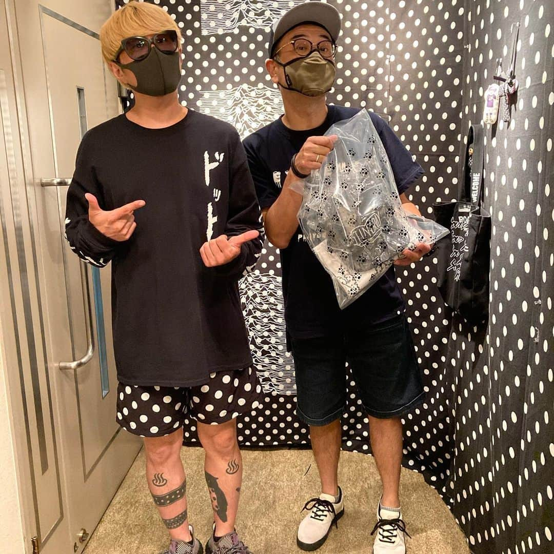 中島ヒロトさんのインスタグラム写真 - (中島ヒロトInstagram)「STINGRAY POP UP SHOP OSAKA  9月9日（水）まで、心斎橋の大宝ギャラリーでやってます。塁くんに会いに行ってきました。いろいろ大変な中、模索しながら先に先に進む塁くんに今日も元気をもらいました。ブランド10周年のコラボアイテムもたくさんあります。感染防止対策も徹底してますので、安心してお買い物行ってください。 塁くん、いつもありがとね。頑張ろう。 阿波踊り専用エナジードリンク、“アワライズ”、ご馳走になりました（笑）。  #stingray  #soundshooter  #橋本塁 #大宝ギャラリー #心斎橋 #workdaysbecameplaydays」9月4日 17時50分 - djhirotonakajima