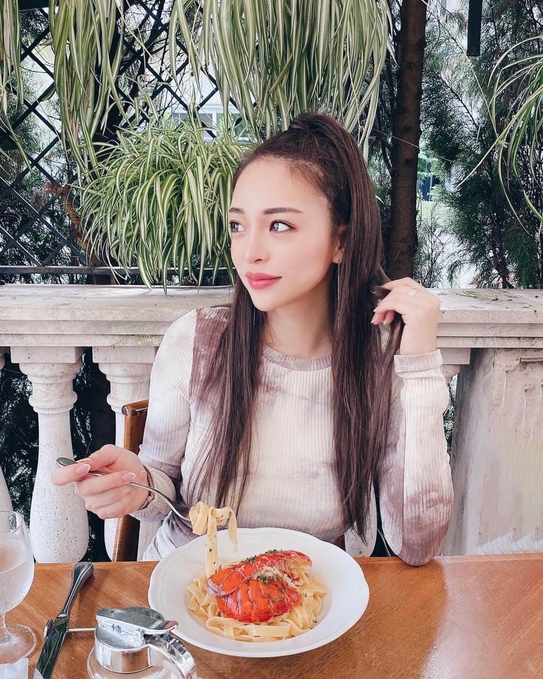 のインスタグラム：「最近食欲すごいんだけど、食べ始めるとすぐお腹いっぱいになる。むかつく。 いっぱい食べたいのに😤😤😤 #しらんし #coodinate #MIRROR9」