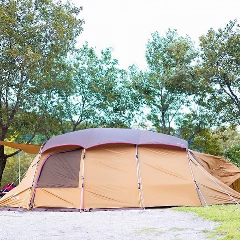 キャンプ情報サイト［ランタン］さんのインスタグラム写真 - (キャンプ情報サイト［ランタン］Instagram)「CAMP SMILE STYLE ／ 道具はコンテナボックスに キチンと収納！ ＼ いろんなキャンパーのキャンプスタイルを現地取材と一般キャンパーからの投稿で数多く掲載してます。 . . 詳しくは @lantern.camp webサイトをご覧ください . . #camp #camping #outdoor #travel #trip #lantern_smile #nature #キャンプ #キャンプ用品 #アウトドア #テント #自然 #旅行 #キャンプ初心者 #キャンプ好きな人と繋がりたい #キャンプスタイル #LANTERN #キャンプギア  #イエティ  #yeti #クーラーボックス #snowpeak #スノーピーク_テント #スノーピーク #コンテナ #キャンプ収納 #コールマン_チェア #青川峡キャンピングパーク #ファミリーキャンプ」9月4日 17時59分 - lantern.camp