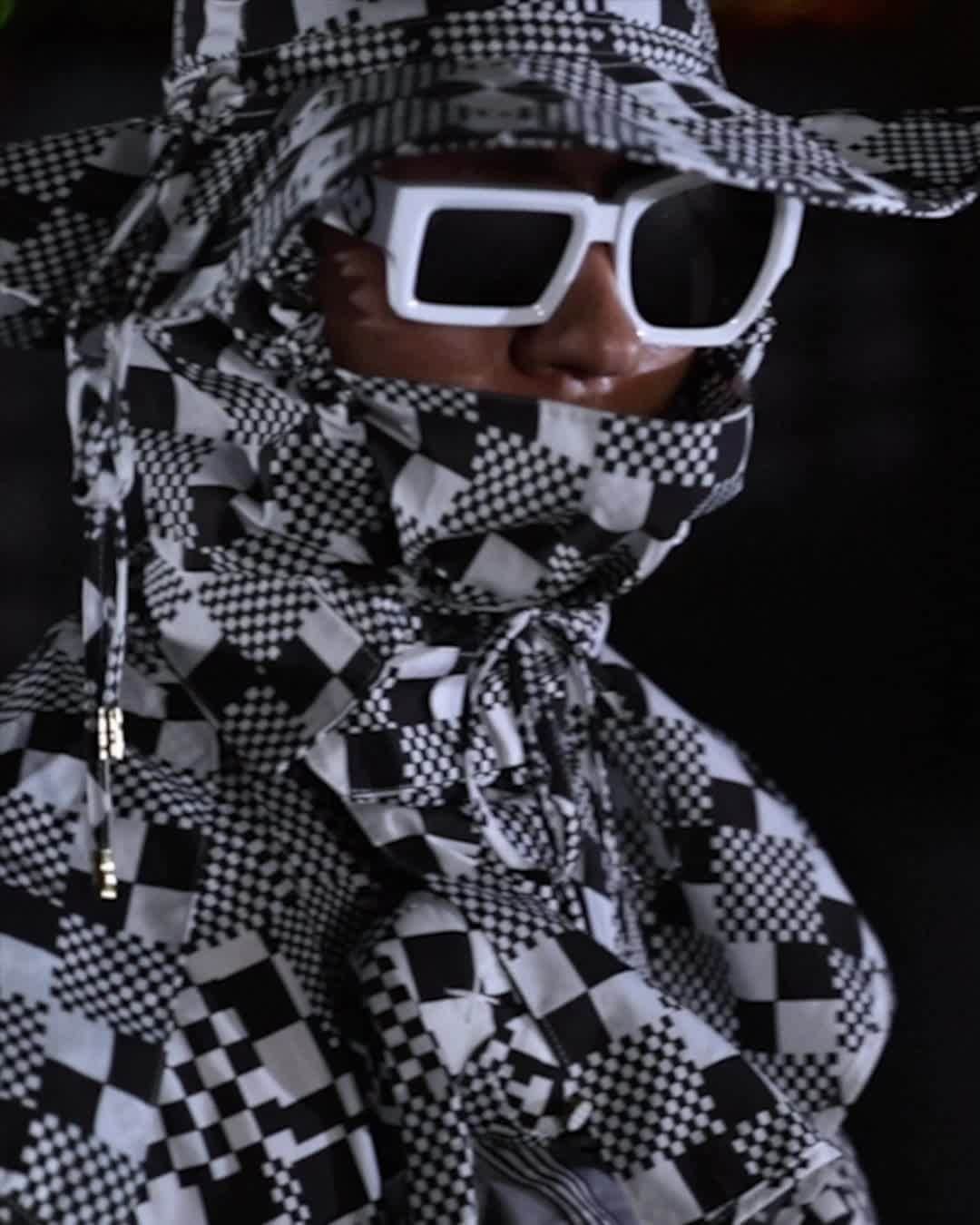 のインスタグラム：「#LVMenSS21 Freeing the mind. @VirgilAbloh imagined a spectacular multimedia display for the second presentation of his latest #LouisVuitton collection. Watch the full Tokyo show via link in bio.  Music produced by @benjib and recorded in London by an all-star ensemble featuring @yussefdayes, @shabakahutchings, @nubya_garcia, @kamaalwilliams and @omar_lyefook.」