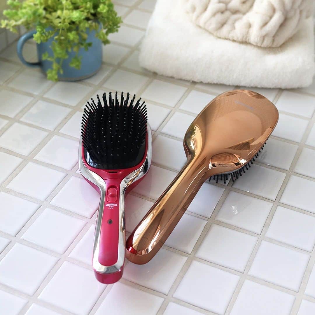 TESCOM テスコムのインスタグラム：「＼夏が終わる前に始めよう！心地いいブラッシングで労わりを✨／ . 夏の強い紫外線で大きなダメージを受けた「髪」や「頭皮」 今こそ心地いいブラッシングで労わってあげませんか？ . 静電気を低減し、ツヤのある髪へ導くマイナスイオンブラシは、 こだわりの柔らかいクッションベースで頭皮に優しくフィット👍 音波振動で頭皮や髪に心地良い刺激を与え、絡んだ髪を優しく解きほぐします✨ . 持ちやすさを追求したスティックタイプは、 場所を選ばずササッと仕上げられオススメです💕 - - - - - - - - - - - - - - - - - - - - - - - - - ●商品名：マイナスイオンブラシ ●品番　：TIB25 ●カラー：ピンク／ゴールド - - - - - - - - - - - - - - - - - - - - - - - - @tescom_beauty . Nobbyに関する情報は@tescom_pro キッチン家電に関する情報は@tescom_kitchen にてご紹介中！ . 毎日使うヘアアイテムは #テスコム または #TESCOM で検索してみて下さいね♡ テスコムのInstagramでは、自分らしさを追求したあなたのキレイづくりに役立つ情報を毎週発信しています！ . . #美容  #ヘアスタイル  #スタイリング  #ヘアケア  #艶髪  #美髪  #ストレート  #時短  #ツヤ髪  #くせ毛  #ストレートヘア  #頭皮ケア  #美意識向上  #ブラッシング  #ダメージケア  #美容家電  #ブロー  #髪質  #ヘアブラシ  #さらさらヘアー  #キューティクル  #時短ヘア  #時短スタイリング  #時短家電  #ヘアーブラシ  #ビューティー家電  #うねり毛  #マイナスイオンブラシ」