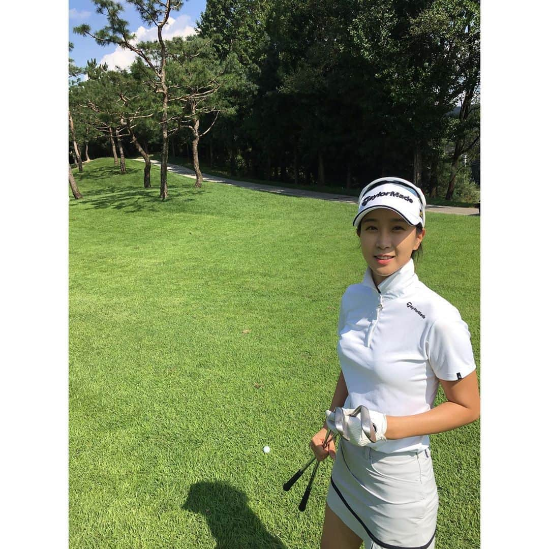 ジョン・ジェウンさんのインスタグラム写真 - (ジョン・ジェウンInstagram)「. 이제 골프 치기 좋은 날씨🏌️‍♀️  #골프선수  #투어프로 #klpga #jlpga  #taylormade  #taylormadeapparel  #뽑기세상못함🤯」9月4日 18時06分 - jaeeunchung__