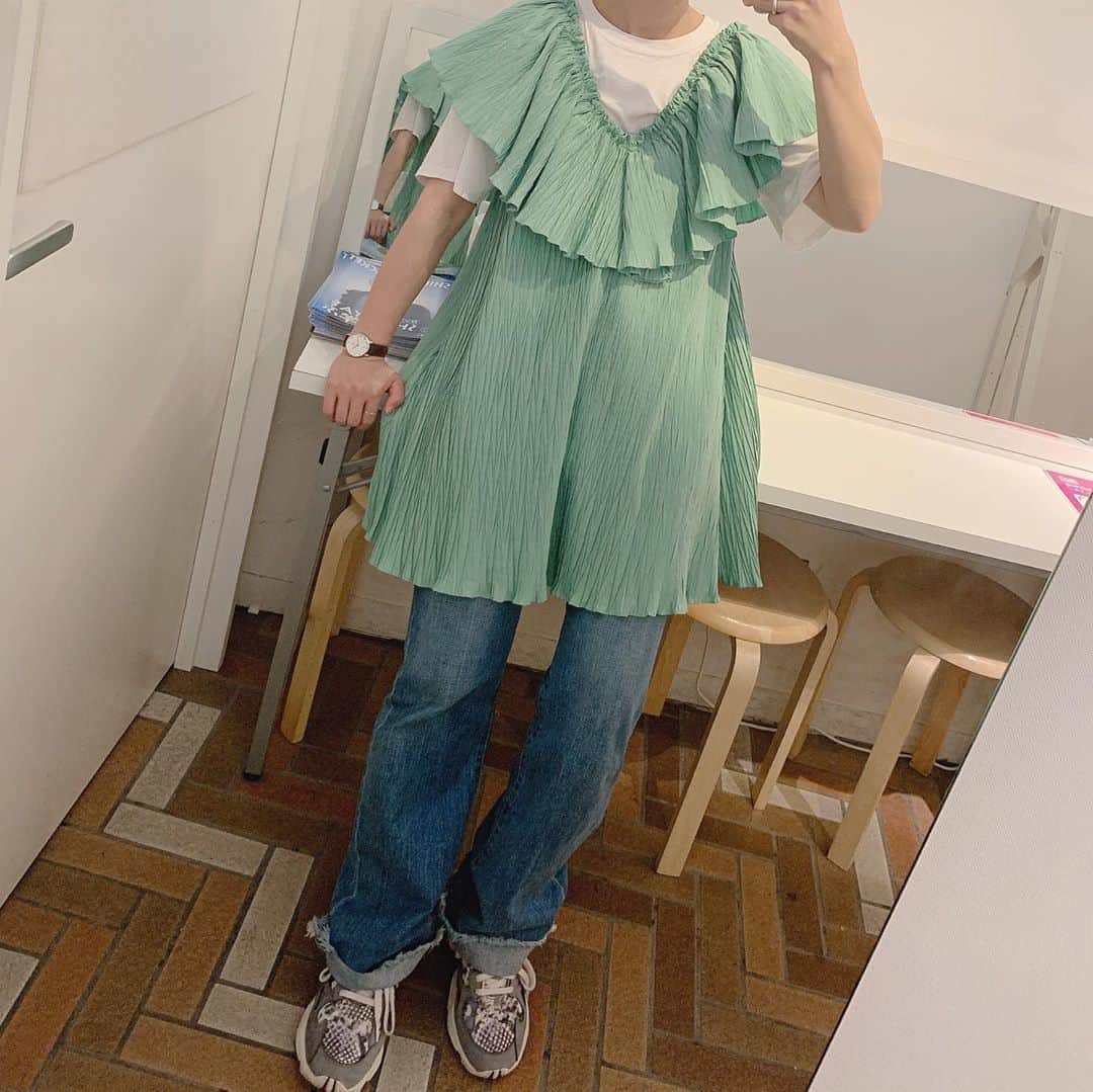光永さんのインスタグラム写真 - (光永Instagram)「今日はラジオの前に、一年ぶりくらいに赤尾先生のとこでお肌メンテナンスしてもらって来ました☀️ 引き締められた🤩ここから効果出ますのも楽しみ🤩キュッ！ ありがとうございました！！！ そして私服載せます。 . ワンピース：#zara Tシャツ：#9090 デニム：#amiw スニーカー：#adidas 時計：#danielwellington  . . #コーディネート #デニムコーデ #プリーツワンピース #adidasfalcon #美容 #美肌 #美意識」9月4日 18時02分 - hinata_official__