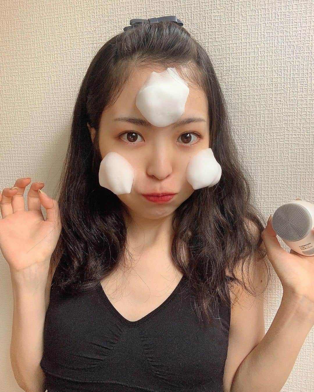 のインスタグラム：「. . ❤️💛💚💙💜 . . マスクを付け始めてから、顔にニキビっぽいのが出来やすくなりました😢 . それ以来、洗顔めちゃくちゃ大切にしてる！！ . . 最近は美顔器なんてものも使ってスキンケアもしちゃってます💪💗 目指せ、美肌✨ . . . プロフィールリンクはこちら👉 @yuna_smile0130  . . . #ビープロ #beapro #美容 #美顔器 #電動洗顔ブラシ #クレンジング #コードレス #洗顔ブラシ #トリドリベース #スキンケア #美肌ケア #美肌 #美白ケア #美白 #美容好きな人と繋がりたい #美容垢 #すっぴん #おでこ #japanesegirl #pr #fff #girl #可愛くなりたい #ダイエット #脚やせ #脚やせダイエット #マッサージ #美脚 #体幹トレーニング #脚」