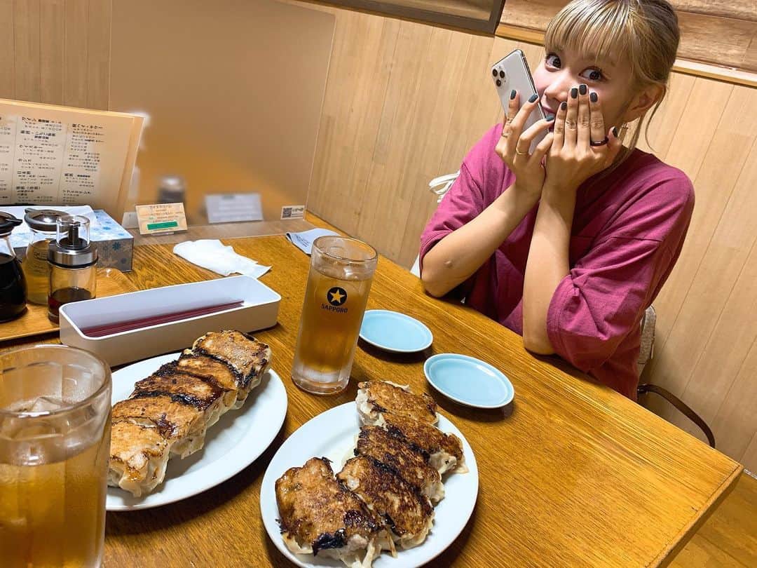 のインスタグラム：「昨日紋ちゃんとおっきーーーい餃子食べた🍴 私の人生で1番大きい餃子だった🥟🥟 . . 어제 친구랑 인생에서 제일 큰 만두를 먹었어요🥟😋 . . the biggest dumplings in my life🥟😋 . . .  #🥟 #餃子 #dumplings #맛있다 #美味しい #夜ご飯 #delicious #グラドル自画撮り部 #グラビア #グラビアアイドル #グラドル #ビキニ #水着 #モノキニ #撮影会 #ポートレート #撮影 #セルカ #自撮り #selfie #followme #japanesegirl  #kawaii #셀카 #셀스타그램 #셀피 #disney #tokyodisneyland #gravure #asiangirls」