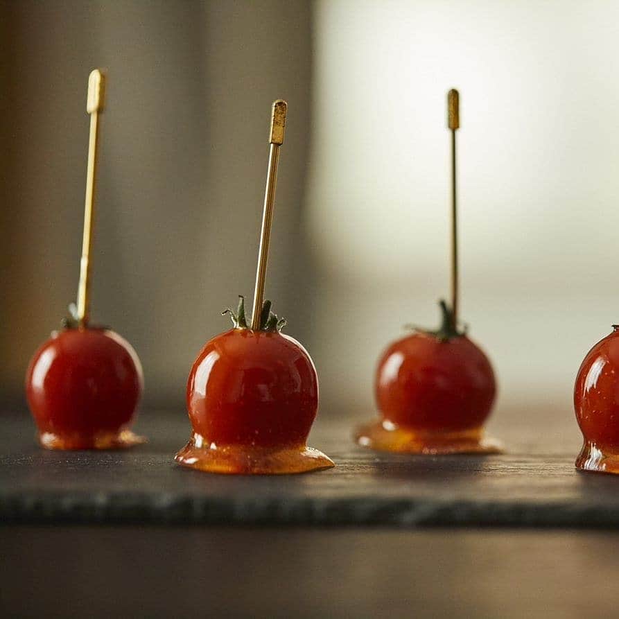 ＯＳＭＩＣ【オスミックトマト公式】さんのインスタグラム写真 - (ＯＳＭＩＣ【オスミックトマト公式】Instagram)「9月4日は「串の日」🎊﻿ ﻿ 運動会やお祭り・イベントなどで出かけることの多いこの季節に、﻿片手でも手軽に食べられる串ものをもっと食べてもらいたいとの願いが込められています。﻿ ﻿ 今年はなかなかお出掛けが難しいですが、﻿ おうちごはんで #トマト串 をお楽しみください🍅﻿ ﻿ トマト串を焼いてビールのお供にしたり、﻿ 写真のようにあま～いトマト飴にしたり、﻿ いろんな食べ方が出来そうですね♪﻿ ﻿ #OSMICトマト #オスミック #OSMIC #ミニトマト #高糖度トマト #フルーツトマト #9月4日 #くしの日 #記念日 #トマト飴」9月4日 18時04分 - osmic_jp