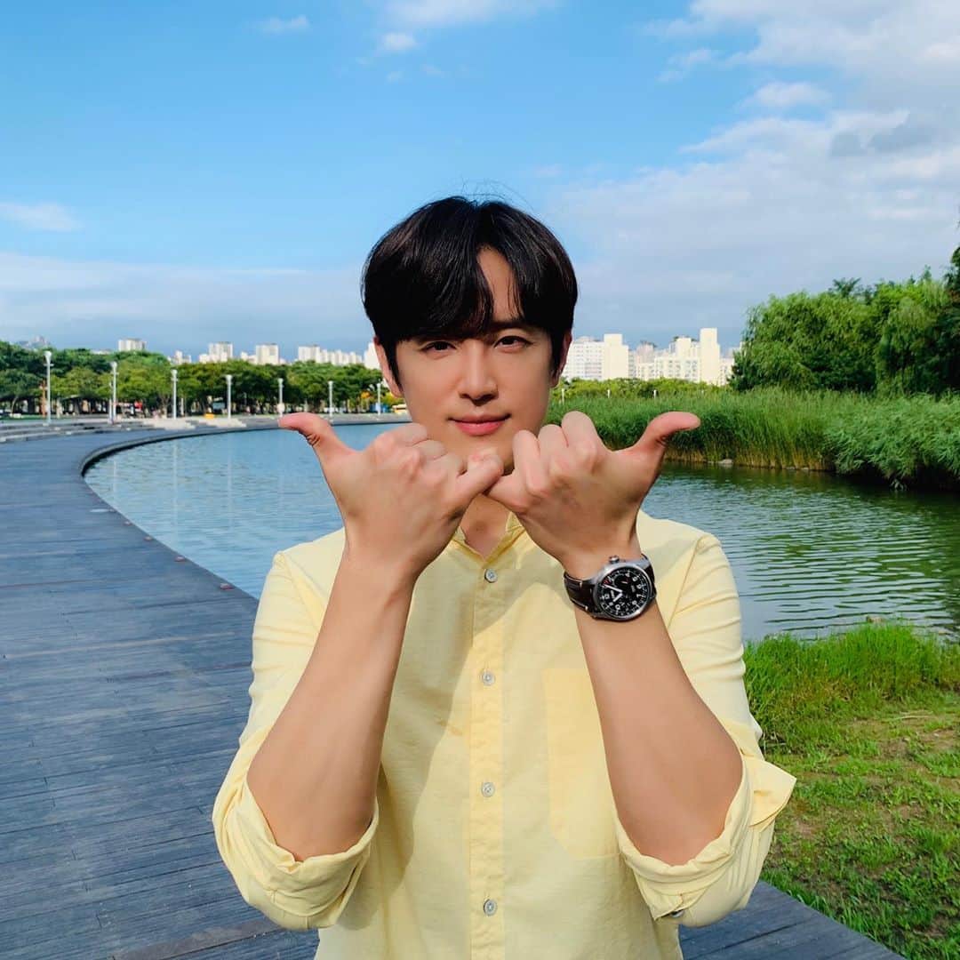 クォン・ユルのインスタグラム：「#권율작성📝 안녕하세요. 배우 권율입니다.  9월 7일 푸른 하늘의 날을 기념하고,  알리기 위해 #푸른하늘의날 챌린지에 참여합니다 :)  푸른 하늘, 맑은 공기를 위해  생활 속 낭비되는 자원을 막는  작은 습관들부터 지켜나가겠습니다. 많은 관심과 참여 부탁드립니다!  #푸하날 #CLEANAIRFORALL」