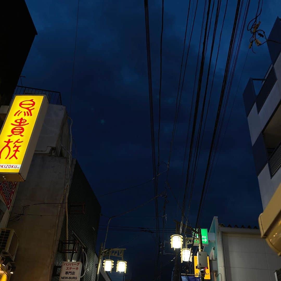 佐藤竜雄のインスタグラム：「一面の黒雲 #まもなくゲリラ雷雨 #高円寺 #あと30分後には」