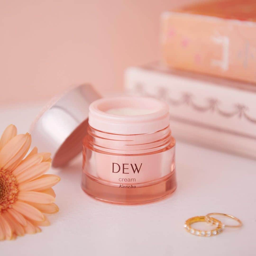 デュウ／DEW officialのインスタグラム：「⭐ とろりとやわらかなテクスチャー。 リッチな感触で、ハリ感を期待させる濃密なとろみ。 ＊ 肌をいたわるスキンケアで、 一日の終わりにリラックスタイムを。 ＊ なめらかもちもち。 ずっと触れていたくなるような肌を目指して。 ＊ 濃密でやわらかなとろみが、べたつかず角層深くまで浸透。 なめらかでもっちりとしたハリ密肌へ。 ＊ ＊ DEW　クリームのテクスチャーは 3枚目の動画でチェックしてみてくださいね♪ ＊ #おうち時間 #おこもり美容 #stayhome ＊ @dew_official_jp ＊ #カネボウdew #美しむ #dewで美しむ ＊ #クリーム #栄養クリーム #cream #ピンク #とろみ #もっちり #うるおい #スキンケア #スキンケアマニア #スキンケア用品 #美容好きな人と繋がりたい #スキンケア好きさんと繋がりたい #美肌 #美肌作り #保湿 #保湿ケア #うるおい #美滴 #基礎化粧品 #お気に入りコスメ #おすすめスキンケア #飲み干しコスメ」