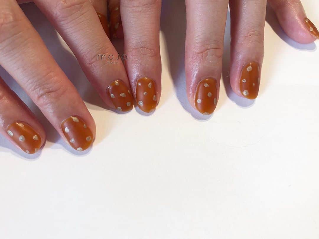 関根祥子のインスタグラム：「キャラメルドット🥺  ランダムドットが可愛い！  #mojonail#nails」
