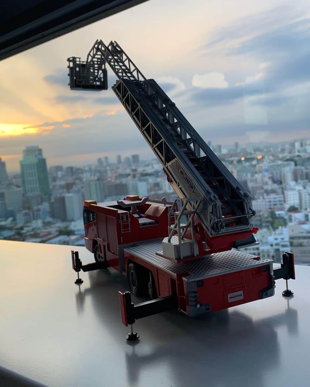 モリタさんのインスタグラム写真 - (モリタInstagram)「はしごを空高く飛ぶ飛行機まで伸ばそうとしているようです。 火の用心で、よい週末を！ #人と地球のいのちを守る  #モリタ#morita #はしご車#スケールモデル#ladder#laddertruck#salemodel#modelcar#truck#vehicle#toy#japan#sky#airplane#飛行機 #red#firefighter#rescue」9月4日 18時11分 - moritagroup