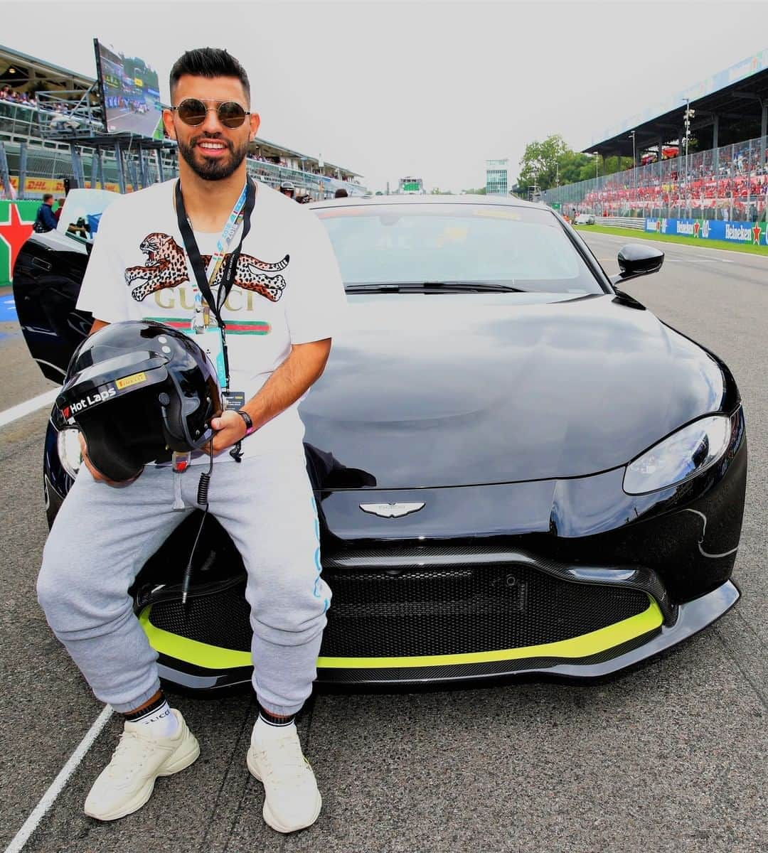 アストンマーチンさんのインスタグラム写真 - (アストンマーチンInstagram)「Vantage should be on track this weekend for #F1PirelliHotLaps - but whilst we wait until it's safe to do so again, we'll be taking a look back at Vantage's best bits from the 2019 @F1 season.  Where would you take the hunter for a spin?   #AstonMartinRedBullRacing #ItalianGP #Vantage」9月4日 18時17分 - astonmartin