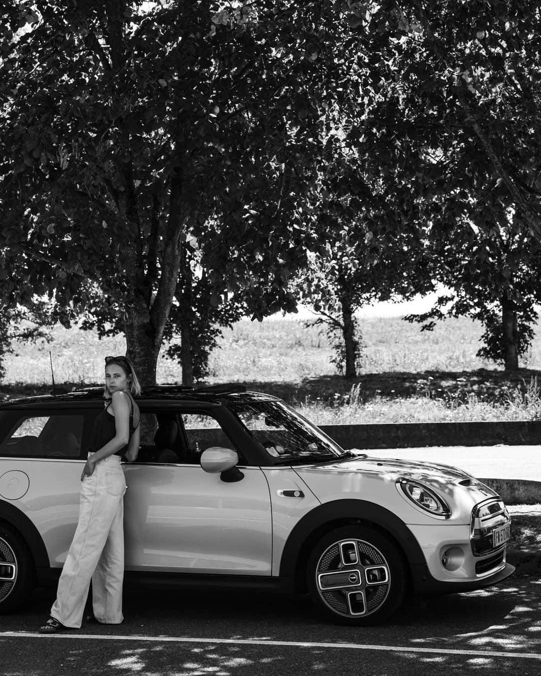 NICOLAS SIMOESさんのインスタグラム写真 - (NICOLAS SIMOESInstagram)「An other escape out of town with #MINIElectric #ad @mini 🖤 * * * * * MINI Cooper SE*: Energy consumption in kWh/100 km combined: 16.8/14.8, Fuel consumption in l/100 km combined: 0, CO2 emissions in g/km combined: 0. The driving range depends on a variety of factors, especially: personal driving behaviour, selected route, weather conditions, usage of heating/cooling and preconditioning. *These figures are preliminary values and have not yet been confirmed. Subject to change.」9月4日 18時17分 - nicolassimoes