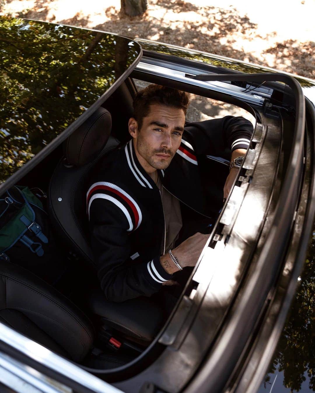 NICOLAS SIMOESのインスタグラム：「An other escape out of town with #MINIElectric #ad @mini 🖤 * * * * * MINI Cooper SE*: Energy consumption in kWh/100 km combined: 16.8/14.8, Fuel consumption in l/100 km combined: 0, CO2 emissions in g/km combined: 0. The driving range depends on a variety of factors, especially: personal driving behaviour, selected route, weather conditions, usage of heating/cooling and preconditioning. *These figures are preliminary values and have not yet been confirmed. Subject to change.」