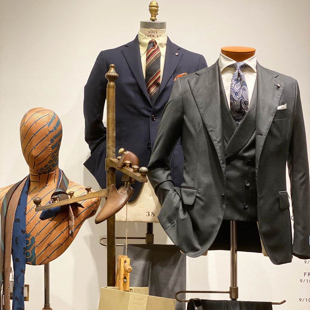 BARNEYS NEW YORKさんのインスタグラム写真 - (BARNEYS NEW YORKInstagram)「毎年恒例のビジネスアイテムオーダーイベント「MADE TO MEASURE」を、本日より各店店頭にて順次開催！バーニーズ　ニューヨークならではの生地とディテールで、スーツやジャケット・シャツ・タイなどを自分好みにお作りすることができます。  FALL 2020 MADE TO MEASURE  FRAY 9/4 FRI. - 9/13 SUN. 銀座本店1F / 横浜店4F 9/4 FRI. - 9/14 MON. 新宿店5F 9/15 TUE. - 9/27 SUN. 六本木店2F 9/19 SAT. - 9/27 SUN. 神戸店1F / 福岡店1F  BELVEST 9/10 THUR. - 9/12 SAT. 銀座本店B1 9/13 SUN. 横浜店5F 9/14 MON. 新宿店6F 9/15 TUE. 六本木店2F 9/19 SAT. - 9/21 MON. 神戸店B1 9/22 TUE. 福岡店B1  FRANCO MINUCCI 9/10 THUR. - 9/12 SAT. 銀座本店1F 9/13 SUN. 横浜店4F 9/14 MON. 新宿店6F 9/15 TUE. 六本木店2F 9/19 SAT. - 9/21 MON. 神戸店B1 9/22 TUE. - 9/27 SUN. 福岡店B1 #MTM #MadeToMeasure #business #fray #belvest #francominucci #barneysnewyork #barneysjapan #オーダースーツ #ビジネススタイル #メンズファッション #バーニーズニューヨーク」9月4日 18時20分 - barneysjapan