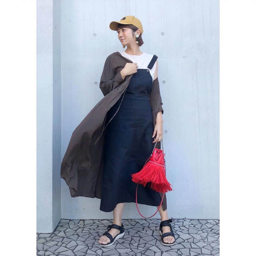 のインスタグラム：「☆☆☆ ・ ・ 暑いですねー😭 台風も心配です、、被害なく通り過ぎますように ・ ・ 今日は　@jungle_jungle_jgcollection のアイテムでコーデ 今季は大人ジャンスカが流行りそうですよね‼️ こんな少しタイトな感じが大人もチャレンジしやすいかと♡ 羽織にしているワンピース秋まで使えて便利です 今日の20：00～ 1000円OFFクーポン 2点以上購入で3,000円OFFクーポン 4時間限定60％OFFクーポンでますよー ・ ・ @gu_global のコスメ見てきたー♡ プチプラで可愛かった！ ブログ書いたから良かったら見てねー ・ ・ ・ ・ ・ ・ ・ #junglejungle #jpコーデ #jandmdavidson #teva #きれいめコーデ #きれいめカジュアル  #大人カジュアルコーデ #大人カジュアル  #code#coordinate#ootd#instafashion#今日のコーデ#ママコーデ#ママファッション#男の子ママ #高身長女子 #ponte_fashion#r_fashion#大人女子#シンプル #シンプルコーデ #きれいめファッション#高身長コーデ」
