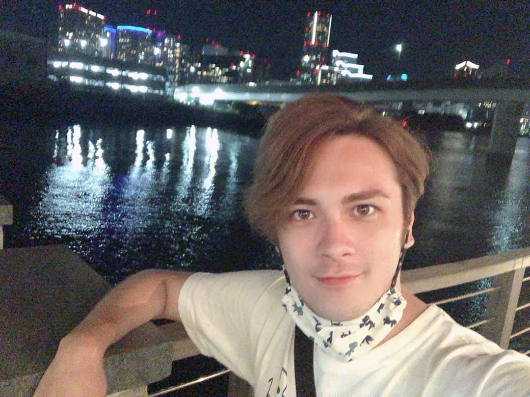冨森ジャスティンのインスタグラム：「撮影 in 横浜！ 顔赤くない？ ちょっと日に焼けた気がする。」