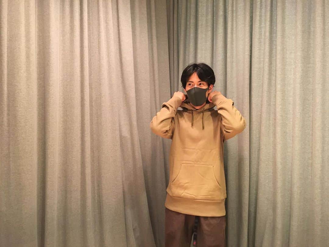 のインスタグラム：「. 【 #LWSNAP】 今週はブラウンカーキ ラッシュ！ということで 今回のモデルさん、ハンドボール全国選手のMくんは #プルオーバーパーカ をチョイス。  うーん、やっぱりイイですね(^^) これは秋冬コーデが楽しみになりそうです。  Mくん、新色ゲットと共に近況報告まで 誠にありがとうございました🙏🏼🙇🏻  またお会いできるのを楽しみにしています☺️  He has got a pullover parka of a so popular new color while worrying...  #loopwheeler #LWOSAKA #LWSENDAGAYA  #tsuriami #ループウィラー #ループウィラー大阪 #ループウィラー千駄ヶ谷 #吊り編み #日本製スウェット #Madeinjapan #スウェット #パーカ #LWBASIC #lwコーデ」