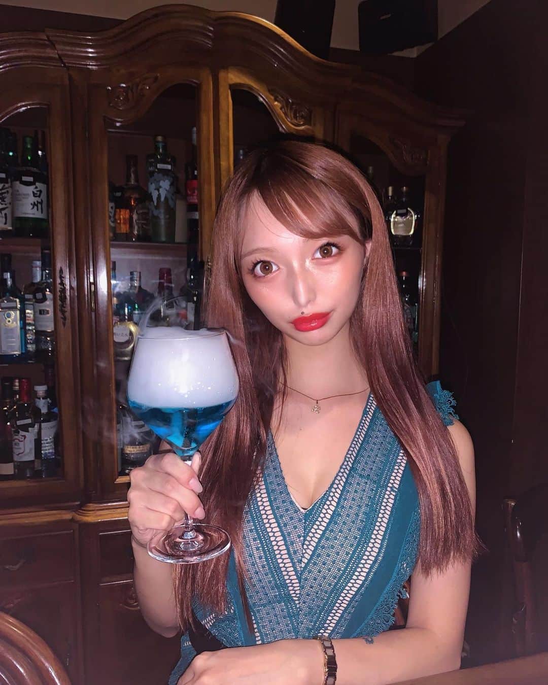 梨乃さんのインスタグラム写真 - (梨乃Instagram)「﻿ ﻿ 素敵なBARを見つけたよ🍸﻿ ﻿ ﻿ 創作カクテルが一つ一つ凝っていて、フォトジュニックでとっても楽しかったです❤️﻿ ﻿ ﻿ 全種類飲みたくなってしまって、気づいたらベロベロでした🧚🏻‍♂️🧚🏻‍♂️🧚🏻‍♂️﻿ ﻿ ﻿ まさかバーでマシュマロを焼いたり、美味しい天ぷらと日本酒が飲める日が来るなんて、、、🥺💕﻿ 夢のようなお店でした🌈﻿ ﻿ ﻿ ﻿ #craftcocktailtokyo #池袋バー #創作バー #craftcocktail #クラフトカクテル池袋店 #アヒルバー #池袋飲み #クラフトカクテル #pr #トリドリベース」9月4日 18時25分 - rino_burlesque