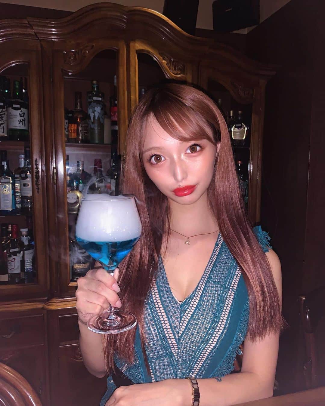 梨乃のインスタグラム：「﻿ ﻿ 素敵なBARを見つけたよ🍸﻿ ﻿ ﻿ 創作カクテルが一つ一つ凝っていて、フォトジュニックでとっても楽しかったです❤️﻿ ﻿ ﻿ 全種類飲みたくなってしまって、気づいたらベロベロでした🧚🏻‍♂️🧚🏻‍♂️🧚🏻‍♂️﻿ ﻿ ﻿ まさかバーでマシュマロを焼いたり、美味しい天ぷらと日本酒が飲める日が来るなんて、、、🥺💕﻿ 夢のようなお店でした🌈﻿ ﻿ ﻿ ﻿ #craftcocktailtokyo #池袋バー #創作バー #craftcocktail #クラフトカクテル池袋店 #アヒルバー #池袋飲み #クラフトカクテル #pr #トリドリベース」