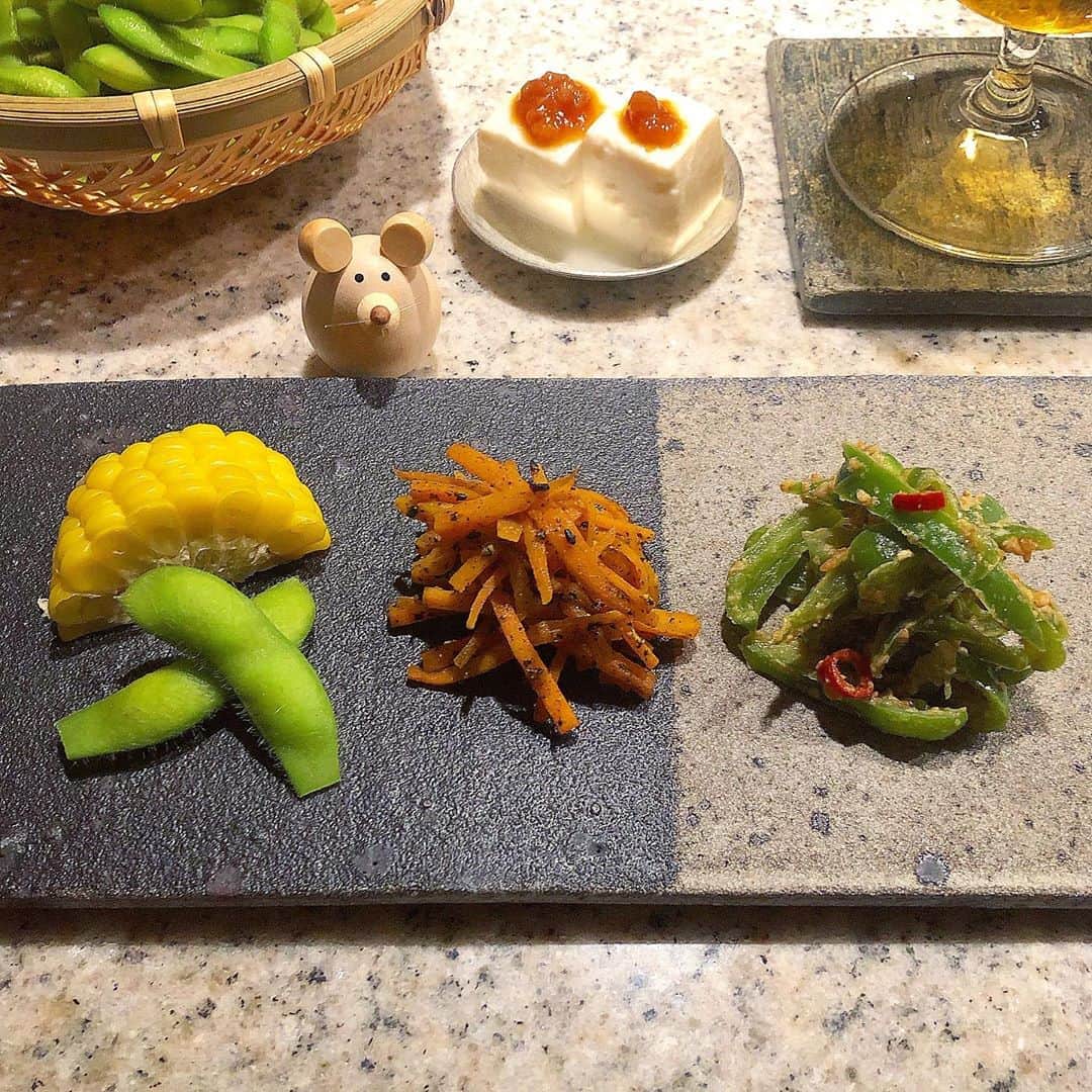 榊山敬代のインスタグラム：「🌽🥕🥒🍺… ・　 夏もフェードアウトなこのごろという ことで夏らしいおつまみセットの記録  今年はとうもろこしさん枝豆さんには 大変お世話になり美味しく頂きました  画像はとりあえずの一杯にて ビールとおつかれさまセット  トウガラシは相変わらずマイブームにて カプサイシンをたっぷりチャージした夏  ところで 先月から  ラジオも付けない無音生活が心地よく 与えられる情報が無いので自らの声と いいますか今おもうことがよくわかり 今までにない不思議な時間が興味深い  このような時間も貴重なので またブログにつづろうかしら  無音生活も断捨離のひとつかな シンプルな生活しばらく実行中  いろいろ #断捨離 #マイブーム ・ ・ #おうちごはん #おうち大好き #enjoyhome ・ ・ ・  ・ ・  #手作り料理 #夕食 #和食 #dinner #おうちごはん  #おつまみ #food #ピーマン #piment #にんじん#vegetable #枝豆 #とうもろこし #corn #お豆腐 #healthy #ビール #beer #ビールのお供 #artist #kitchen #cooking #日本画家 の #お料理こんなもん」