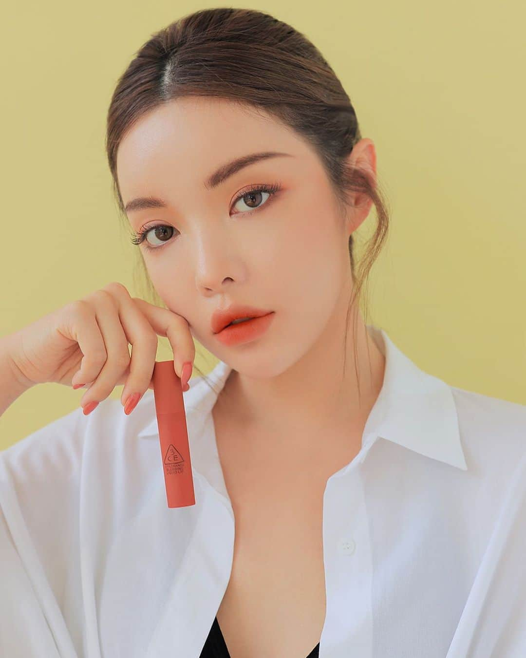 3CE Official Instagramさんのインスタグラム写真 - (3CE Official InstagramInstagram)「3CE BLURRING LIQUID LIP #PULL_OFF 햇빛에 그을린듯한 스모크드 감성 펌킨 오렌지🍊 매트립스틱을 녹여 넣은 듯한 텍스처가 부드럽게 블렌딩된 후 스미듯 밀착되어, #블러필터 로 보정한 것처럼 베일에 싸인 듯한 립 메이크업을 연출해줍니다. - 3CE BLURRING LIQUID LIP #PULL_OFF Like a sunburned, emotional smoked pumpkin orange🍊 The liquid matte lipstick texture blends gently to lips, creating a veiled lip makeup as if corrected by #Blurrfilter #3CE #3CEBLURRINGLIQUIDLIP」9月4日 18時25分 - 3ce_official