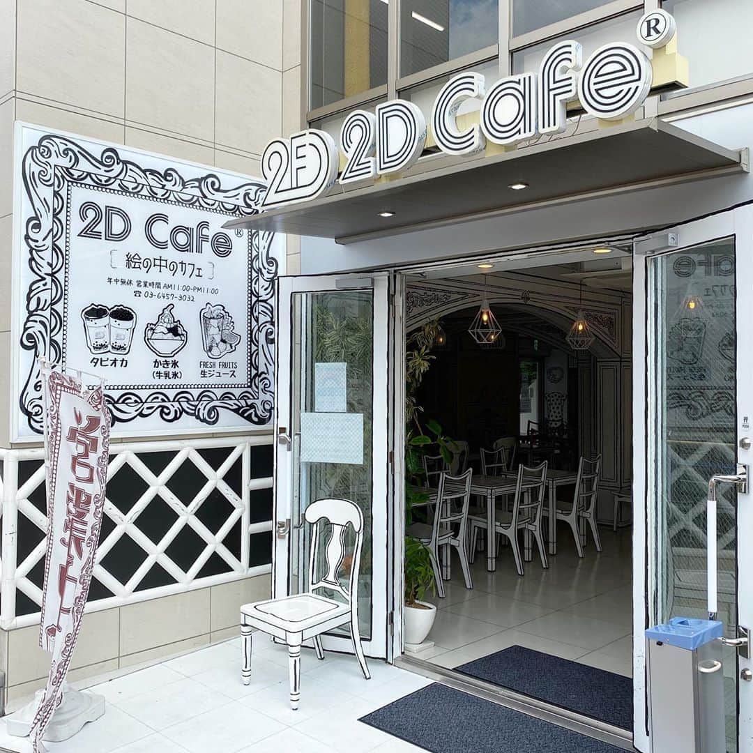 ゆうとグルメさんのインスタグラム写真 - (ゆうとグルメInstagram)「ㅤㅤㅤㅤㅤㅤㅤㅤㅤㅤㅤㅤㅤ 新大久保にある2D Cafeさん(@2dcafe_shinokubo)の 「牛乳氷 ストロベリー」1250円+tax ㅤㅤㅤㅤㅤㅤㅤㅤㅤㅤㅤㅤㅤ 新大久保駅から徒歩3分ほどのところにある2D Cafeは、2次元の世界に入り込んだかのような体験ができるカフェ！ 「絵の中のカフェ」をコンセプトに、店内は白と黒で統一された不思議な空間になっています！ ㅤㅤㅤㅤㅤㅤㅤㅤㅤㅤㅤㅤㅤ 今回は人気のいちごかき氷を注文🍓 ㅤㅤㅤㅤㅤㅤㅤㅤㅤㅤㅤㅤㅤ ここのかき氷は味の付いたミルク氷をパウダー状に削って作られていてふわふわさらさらの口あたり！ いちごかき氷の場合は、ミルク氷の上にたっぷりのいちごといちごソース、ホイップクリームがトッピングされていました！ ㅤㅤㅤㅤㅤㅤㅤㅤㅤㅤㅤㅤㅤ いちごにすこし酸味はありますが、ミルク氷もいちごソースも甘めなので、全体的にはかなりあまあまな味！ 個人的にはこういうがつんと甘いかき氷もけっこう好きだけど、フルーツ感のあるかき氷が好みの人には向いてないかも🤔 ㅤㅤㅤㅤㅤㅤㅤㅤㅤㅤㅤㅤㅤ あとどのかき氷も大きめの器にたっぷりと氷が入っているのでボリュームはかなりあって、2人くらいでシェアして食べているお客さんも多かったです！ ㅤㅤㅤㅤㅤㅤㅤㅤㅤㅤㅤㅤㅤ お昼過ぎくらいからお客さんが増え始めるので、店内で写真が撮りたい人はオープンしてすぐくらいの時間帯が狙い目！！🍧 ㅤㅤㅤㅤㅤㅤㅤㅤㅤㅤㅤㅤㅤ #かき氷 #2dcafe #新大久保カフェ #新大久保グルメ」9月4日 18時30分 - yuuuuto38