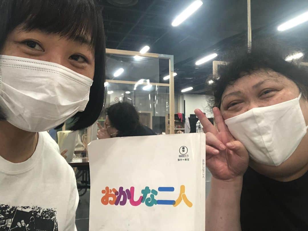 南海キャンディーズ【公式】のインスタグラム：「稽古中です！！久しぶりの舞台。 無事に出来ます様に、、、！！ 平田敦子さんとは私、初舞台依頼の共演です！！嬉しい😆」