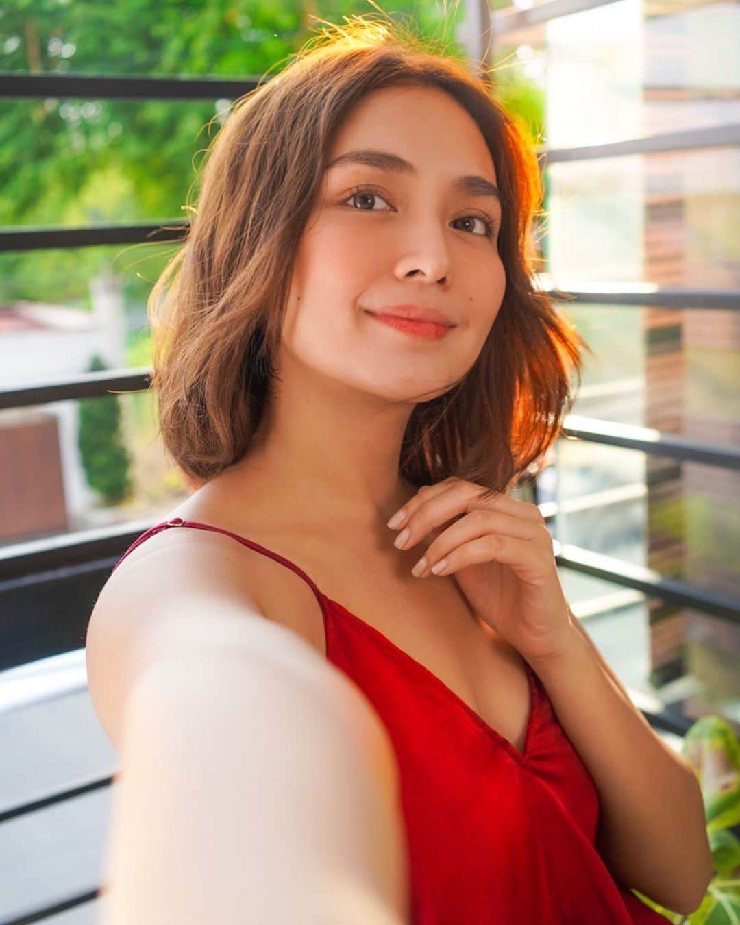 Kathryn Bernardoさんのインスタグラム写真 - (Kathryn BernardoInstagram)「Hey guys! I'm so excited to share with you that I've finally found the one to keep me safe and protected at home during the new normal. Siya na ang palagi kong kasama na I can surely rely on! Wanna know my secret? I'll reveal it very soon so stay tuned! ❤️」9月4日 18時33分 - bernardokath