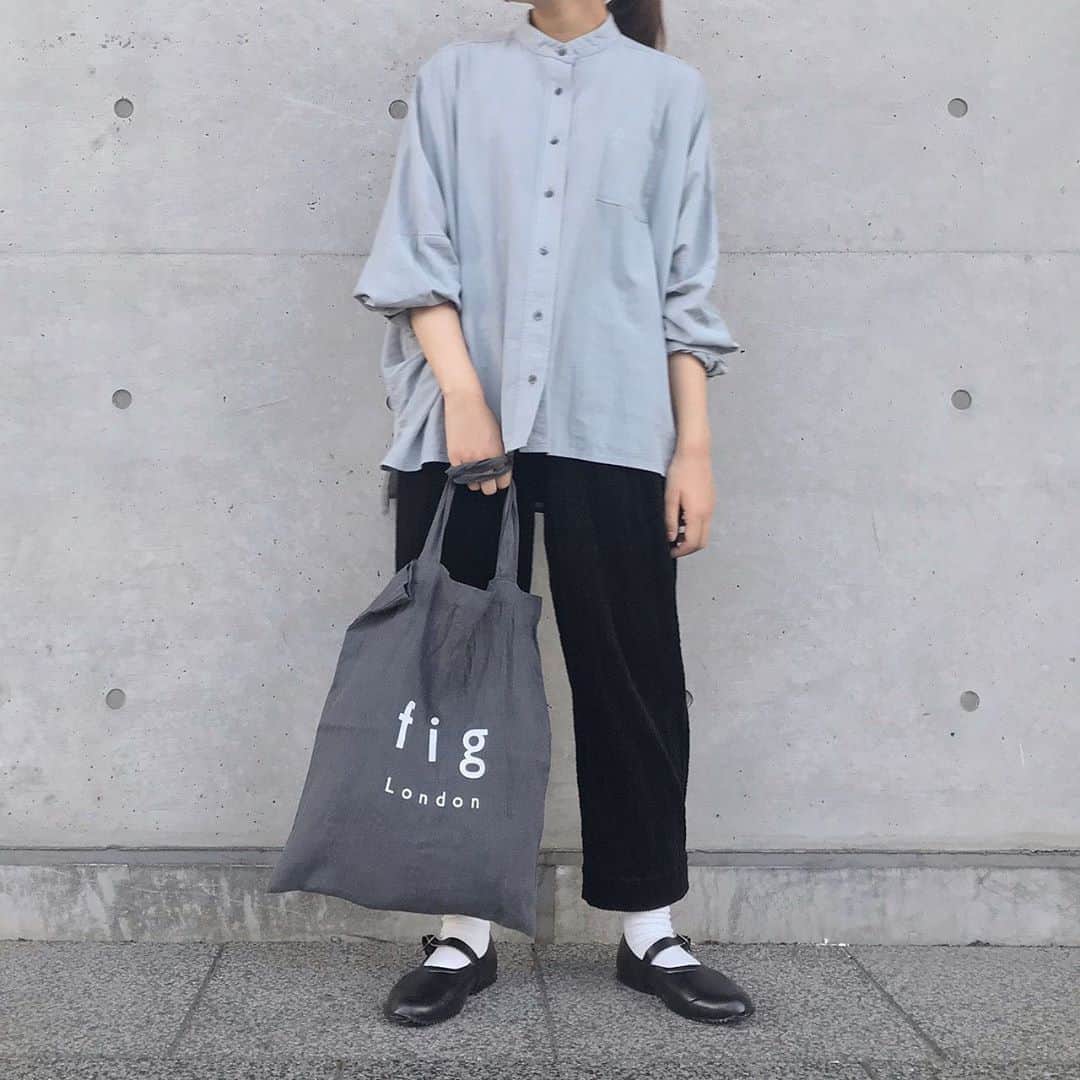 のインスタグラム：「. . // staff coordinate // . . @fig_london  . sam shirt ¥12,800+tax . logo bag ¥3,800+tax .  OPANAK strap with insole ¥6300+tax .. . @latelierdusavon_  . ぽこぽこコーデュロイ 裾タブパンツ ¥14,800+tax . . #アトリエドゥサボン #フィグロンドン#latelierdusavon #figlondon#コーデュロイコーデ#コーデュロイパンツ#トートバッグ#トートバッグコーデ」