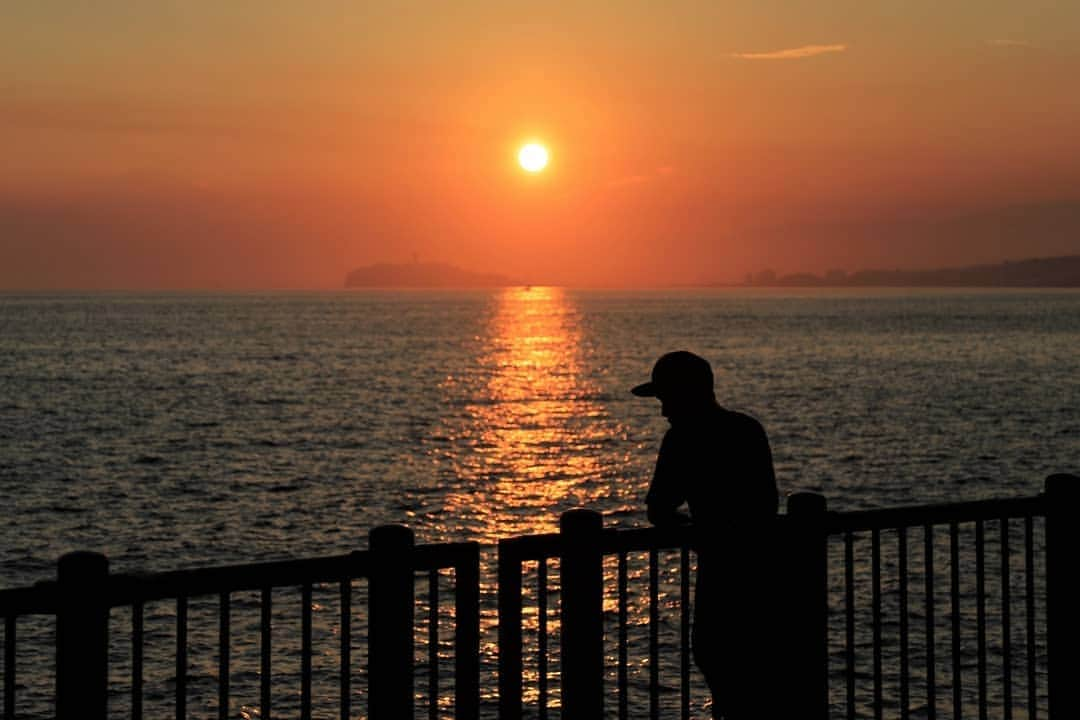 葉山町のインスタグラム：「- なんでもない景色を とんでもない景色に変えてくれた  #葉山歩き #葉山 #hayama #葉山港 から見た #江の島 #富士山 #sunset #ocean #silhouette #HayamaPort #Enoshima #なんでもない #日常 を #とんでもない #非日常 に変える #海 と #夕日 と #シルエット #日が短くなってきました でもまだまだ #暑い日が続く ので #体調しっかり整えて #素敵な週末をお過ごしください #今日もおつかれさまでした」