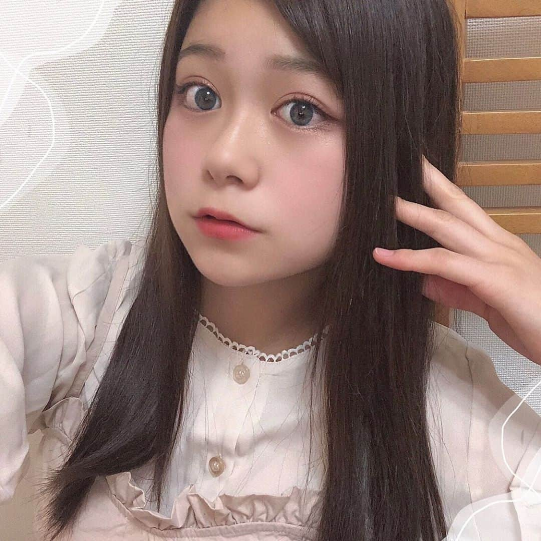 熊谷真里（まりくま）さんのインスタグラム写真 - (熊谷真里（まりくま）Instagram)「．  ．  ばんくま🧸🎀  ．  ．  今日は #まりくまヘア 紹介‎𓍯  使ったあとの髪のツヤに超感動したこのアイテム❤️  ダイアン ミラクルユー シャイン！シャイン！🤭🤍  《 3枚目の画像 𓈒𓏸 》  左から紹介するね！！  ○ヘアオイルミスト  →オイルタイプのヘアミストは初めて使ったんだけど、  1日中髪がまとまってキープされるよ！  いつでも使えるから普段から持ち運べちゃう🙄🍓  ○トリートメント  ○シャンプー  →シャンプーもトリートメントも、とってもいい香りがします🤭🍓  本当にね、すごいツヤツヤになるよ！  パッケージから可愛すぎる🥰  ．  ．  みんなはどんなケアしてるかな？  ．  いつもいいね＆コメントありがとうございます🧸🎀  ．  ．  #まりくま #まりくま進化計画 #ダイアン #diane #モイストダイアン#パーフェクトビューティー#ミラクルユー＃シャインシャイン #シャンプー #トリートメント #ヘアオイル#ヘアケア #プリズムリペア#ツヤ髪#おすすめ #popteen」9月4日 18時35分 - maritsupe0208