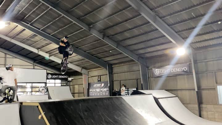 大池水杜のインスタグラム：「New learn SUSHI ZANMAI🍣🤣 (double tire grab  to No hand) なんか寿司ざんまい的なやつできたけど…目指せ本家すしざんまいへの課題はノーハンドの手の向き🤣 #すしざんまい @visavis_jp #タウン情報おかやま #ライト電業 #bigjohn #bluesakura #slopeshot #bmx #bmxgirl #bmxfreestyle #bmxwomen」