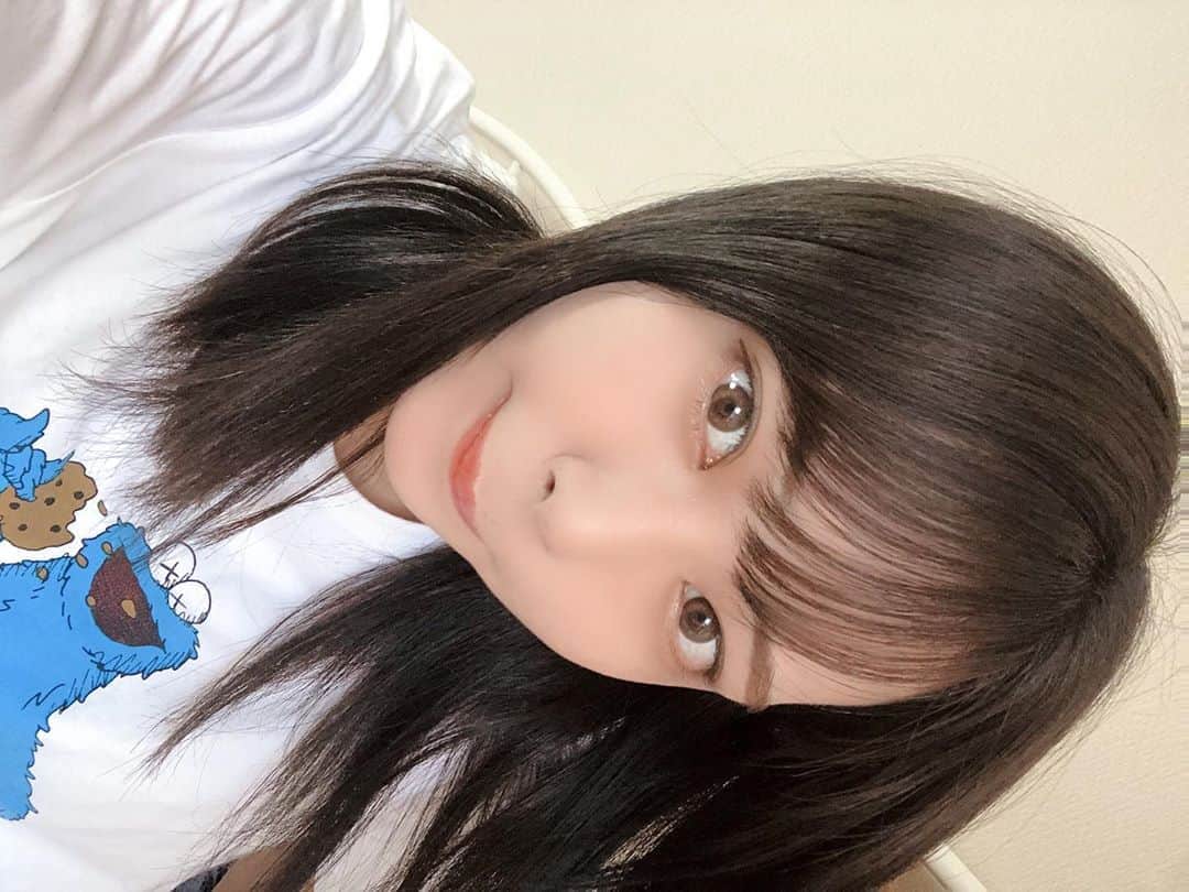山田寿々のインスタグラム：「﻿ ぐーたらぐーたら過ごす日々が﻿ 楽しかったりしますね😴🥱﻿ ﻿ 目がいつもとちがう雰囲気でカワイイッッッッ！🆕🤍﻿ #hapakristin のヘーゼル🎶 ﻿ 黒髪もどうですか〜🤴🤍🤍﻿ ﻿ ﻿ #ヘアカラー #黒髪 #暗髪 #カラコン #ヘーゼルカラコン #suzu_10」