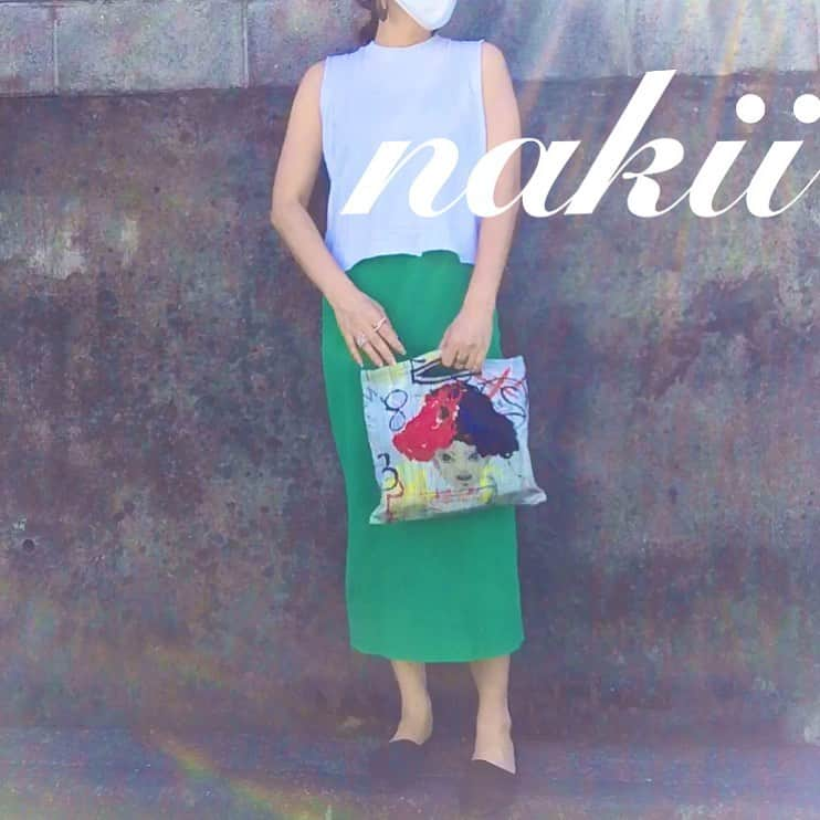 nakiのインスタグラム：「シンプルな服でも色をまとめずに組み合わせると個性的な印象に。 ・ 同系色でもなく反対色でもない曖昧な色の組み合わせは個性的な印象を与えられます。 ・ ・ ・ #大人カジュアル #カラーコーデ #アラフォーコーデ #カラフルコーデ#グリーンコーデ#休日コーデ #パーソナルスタイリスト」