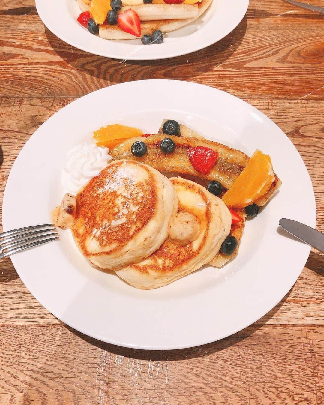 崎本ゆかりさんのインスタグラム写真 - (崎本ゆかりInstagram)「🥞  気付けばもう9月。早いな〜  慌ただしい毎日の、束の間の休息  美味しいパンケーキが食べたくて 好きなお店へ。 嬉しい楽しいが溢れ出た写真は2枚目..笑  ON/OFFしっかり切り替えて 今月も楽しく頑張ろ〜♪ひゅー  🍂 #9月#楽しい毎日#happy#smile#パンケーキ#pancakes#shibuya#tokyo」9月4日 18時43分 - yukariiiin5