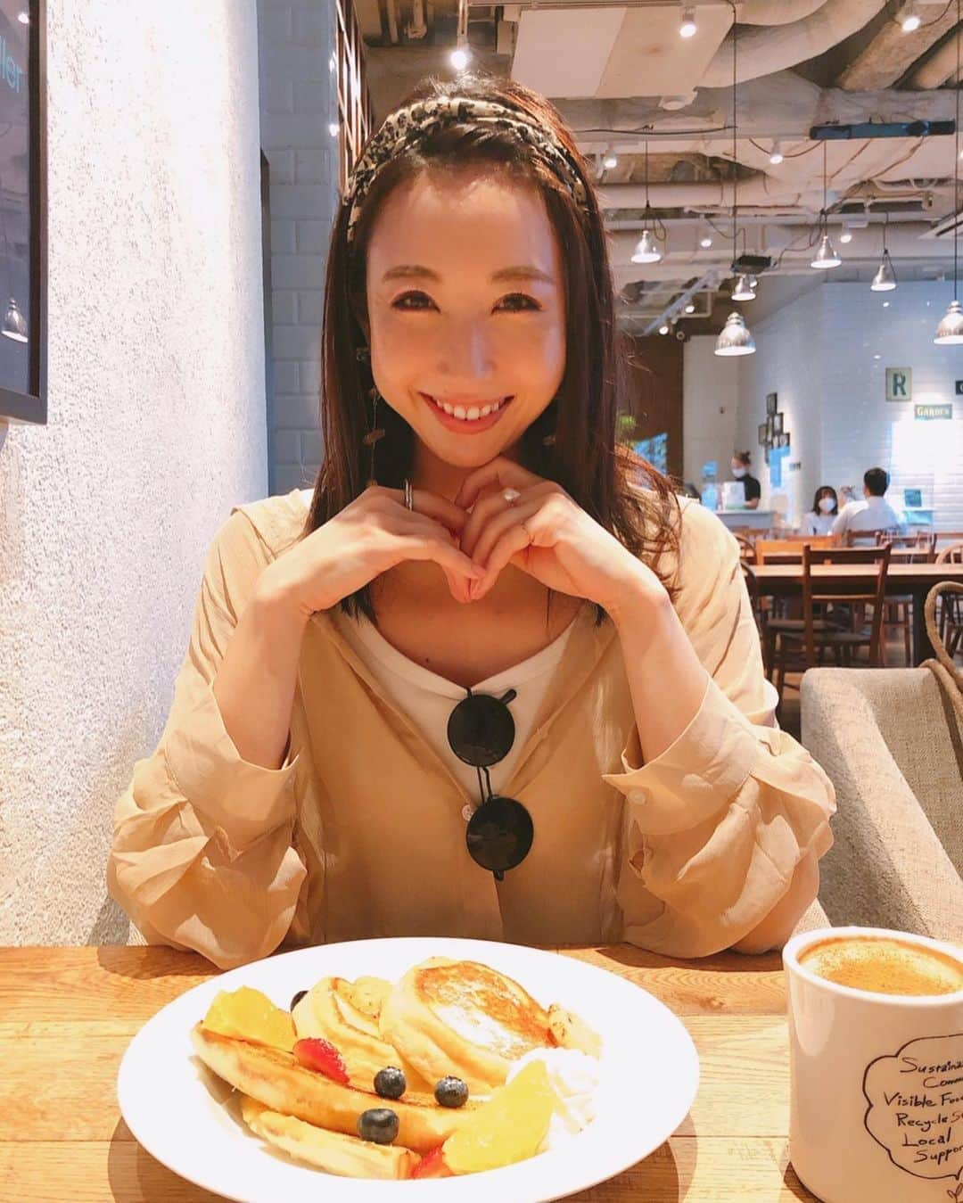 崎本ゆかりさんのインスタグラム写真 - (崎本ゆかりInstagram)「🥞  気付けばもう9月。早いな〜  慌ただしい毎日の、束の間の休息  美味しいパンケーキが食べたくて 好きなお店へ。 嬉しい楽しいが溢れ出た写真は2枚目..笑  ON/OFFしっかり切り替えて 今月も楽しく頑張ろ〜♪ひゅー  🍂 #9月#楽しい毎日#happy#smile#パンケーキ#pancakes#shibuya#tokyo」9月4日 18時43分 - yukariiiin5