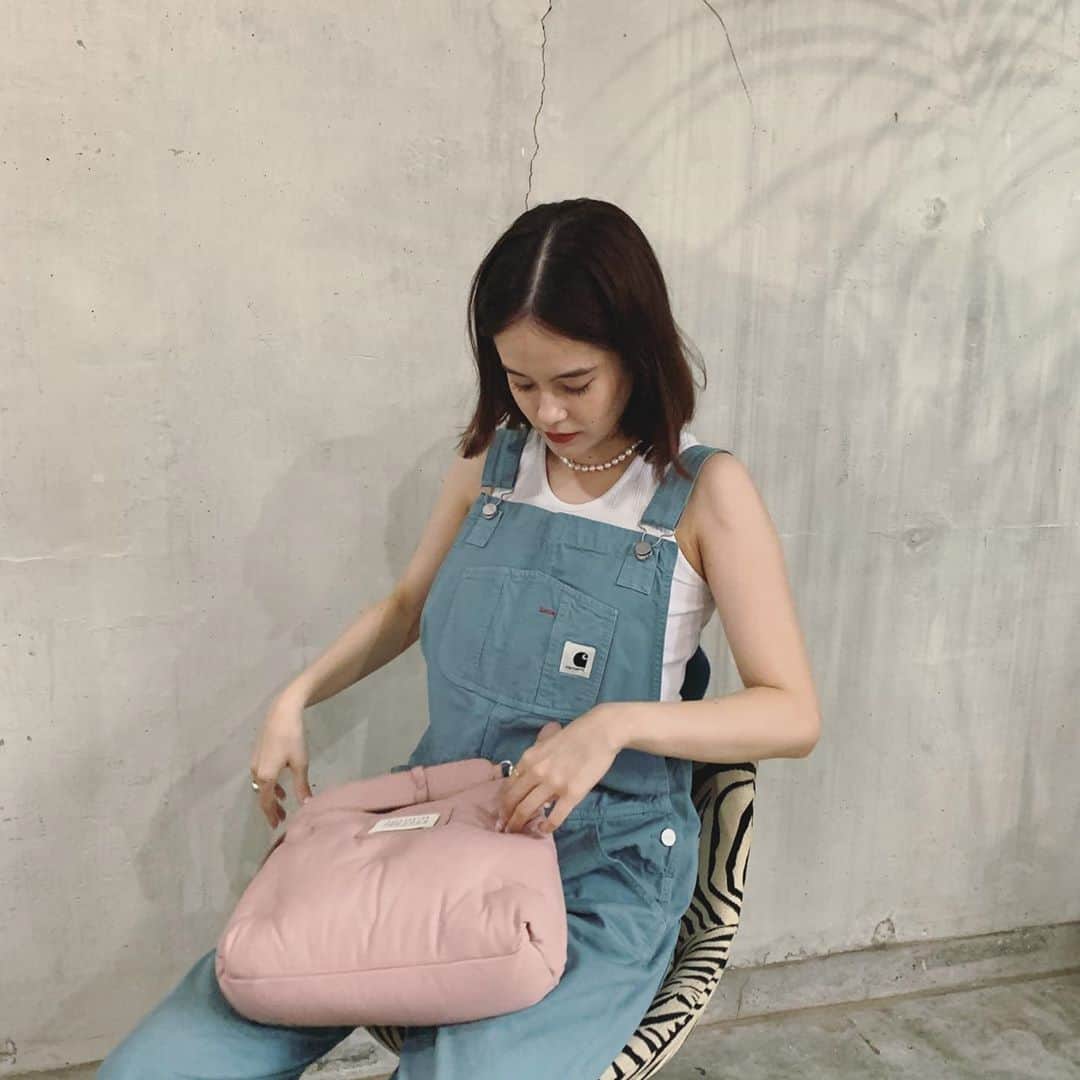 emmaさんのインスタグラム写真 - (emmaInstagram)「🦕💞  overalls : @carharttwip_jp  tops : @plan_c_official  bag : @maisonmargiela  shoes : @untishold_official」9月4日 18時43分 - okss2121