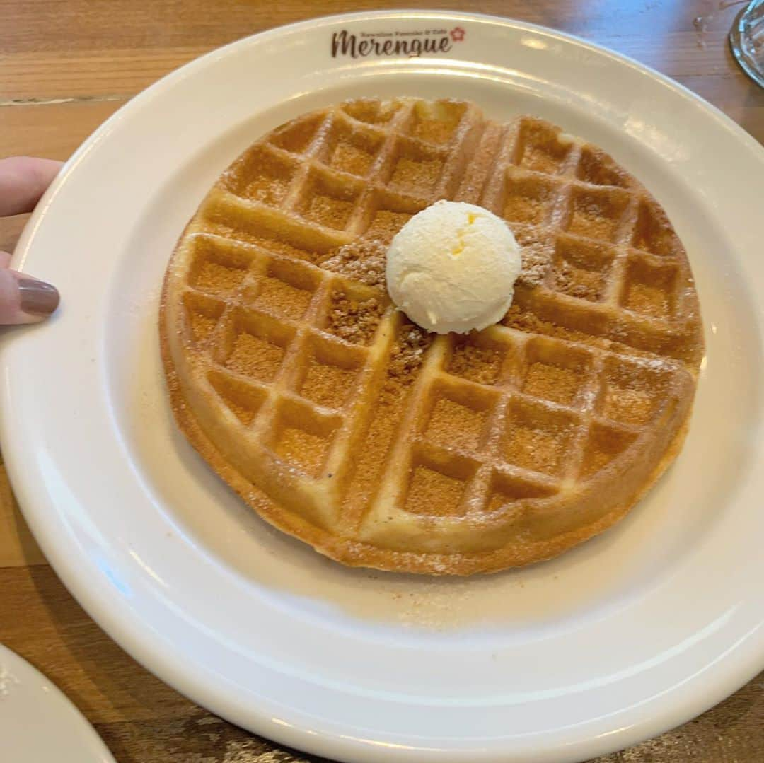 川平朱莉さんのインスタグラム写真 - (川平朱莉Instagram)「みなとみらいの10時まで限定のモーニング食べたくて、ダッシュで食べに行ってきた！🤤  🥞パンケーキは100円！ 🧇ワッフルは150円！  早く起きて朝活カフェするのもいいなと思えた🌤  ばりうまかった〜！！！！！」9月4日 18時43分 - iam_akachan_0125