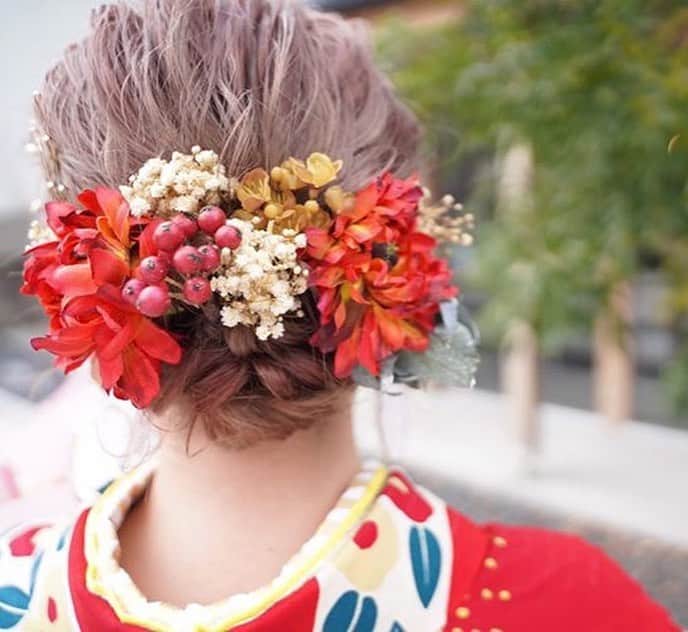 waco⭐️CHACOのインスタグラム：「💐オーダーメイド受注会💐  久しぶりのオーダーメイド受注会を来週開催いたします。 成人式の開催が不透明な中、受注会を悩んでいましたが、写真だけでも撮りたいから是非開催してほしいという声をたくさん頂戴したため、開催させていただく運びとなりました。  大切な思い出づくりのお手伝いをさせてください。心を込めて作製いたします。 写真は前にご注文くださったお客様からのお写真を使わせていただいております🙏✨  毎回大人気のオーダーメイド受注会。 今回は成人式や前撮りの方に向けて10月中旬納期で来週火曜9/8より受付いたします！  なおオーダーメイドの作製は私わこ１人で行いますため受付期間を設けさせていただきます。 オーダーが集中した場合、受付期間を早める場合がございますので予めご了承くださいませ。  * * 受付は9/8火曜から3日間。 受付人数に達し次第終了となります。 納品は10月中となります。 早急に必要な場合はお知らせくださいませ。出来る限りで対応させていただきます。* * 髪飾りの点数別でカートを用意いたしました。 8点セット4500円 10点セット5500円 12点セット6500円 15点セット 7500円 からお選び頂けます。  お着物や袴、ドレスに合わせて髪飾りを作製いたしますので、お写真がある場合はメールにて添付頂けますと幸いです。メールアドレスはオンラインショップのお買い物画面でお知らせいたします。  髪飾りオーダーメイド受注会💐 CHACO ONLINE SHOP 9/8 TUE.21:00〜」