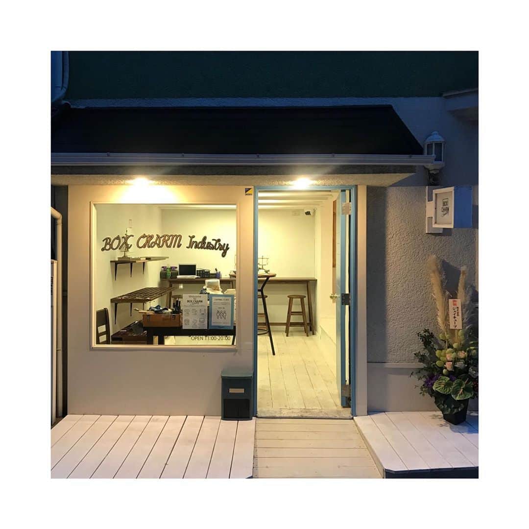BOX CHARM Industryのインスタグラム：「本日原宿店オープン致しました〜🎊🎊  初日はネックレスが人気でした👑✨  オープン初日ご来店頂きありがとうございました！！ 明日も皆様のご来店お待ちしております🙇‍♀️💙 . . #boxcharmindustry #boxcharm #handmade #accessory #handmadeaccessory #newopen  #ボックスチャームインダストリー #ボックスチャーム #ハンドメイド #アクセサリー #ハンドメイドアクセサリー #オープン #お引越し #原宿 #キャットストリート#東京」